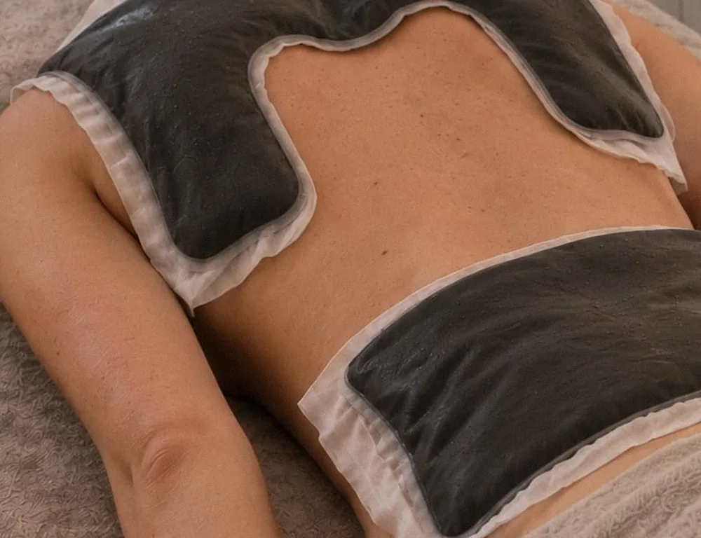 Symbolbild: Moorpackungen auf dem Rücken während einer Massage