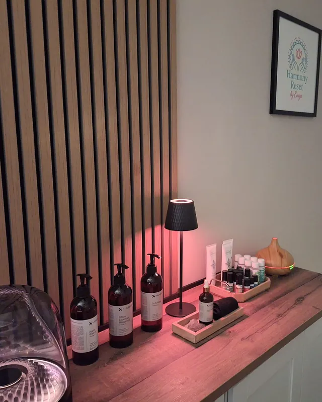 Öle, Lampe und Diffusor auf dem Sideboard im Massageraum