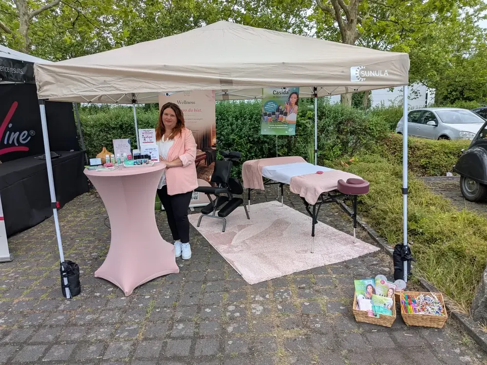 Eniza an ihrem eigenen Stand mit Massageausstattung